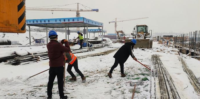 中电建河南工程：鹤壁项目部扫雪除冰保安全