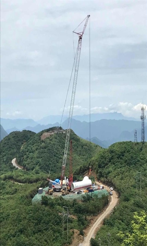 中电建四川分局：贵州桐梓县黄莲坝风电场首台风机开始吊装