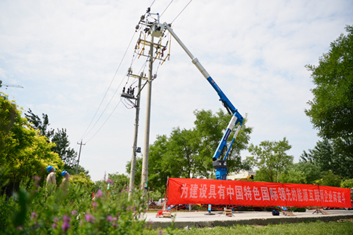 国家电网：人工智能配网带电作业机器人系列产品投入使用